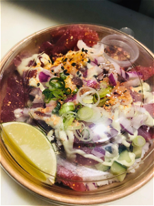Poké bowl Thai laab tonijn
